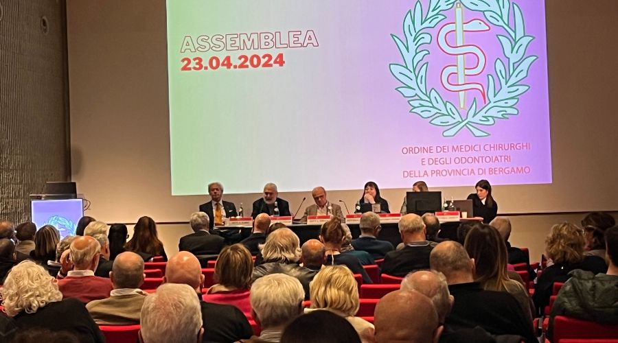 immagine dell'assemblea con veduta del pubblico in sala e del tavolo dei relatori